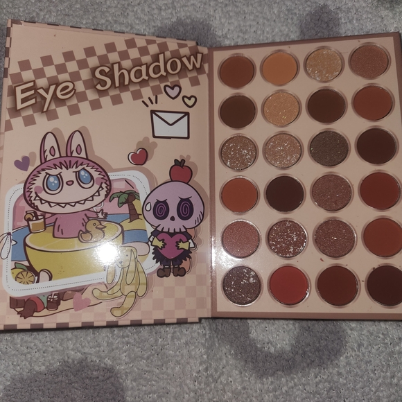 Lucky Professional Makeup Kit with Labubu Design - Picture 2 of 6